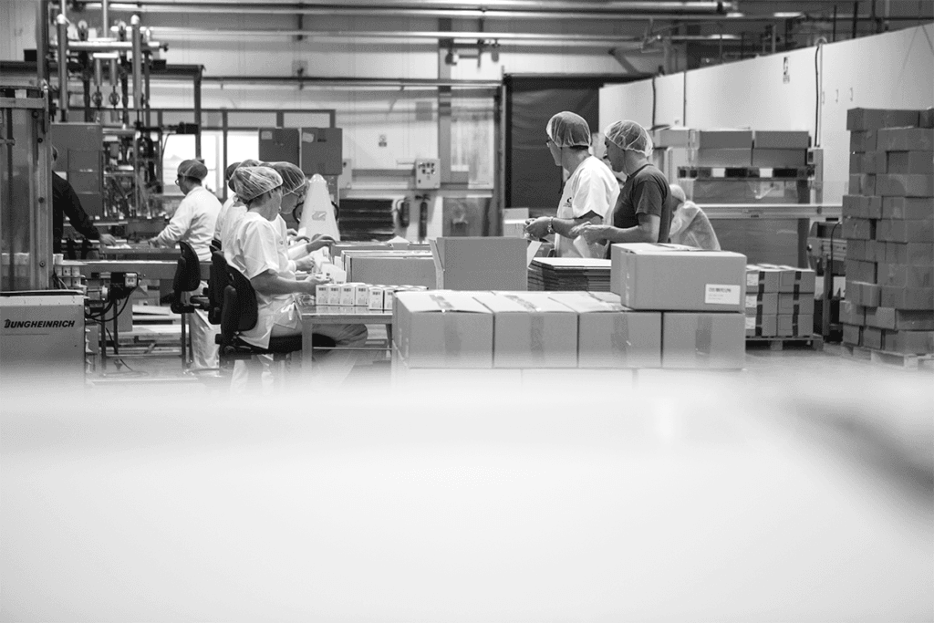 Equipo diverso en entorno de fabricación de cosméticos